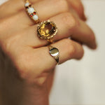 Hand met vintage 9 karaat gouden pink signet ring met bewerking op schouders