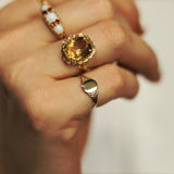 Hand met vintage 9 karaat gouden pink signet ring met bewerking op schouders