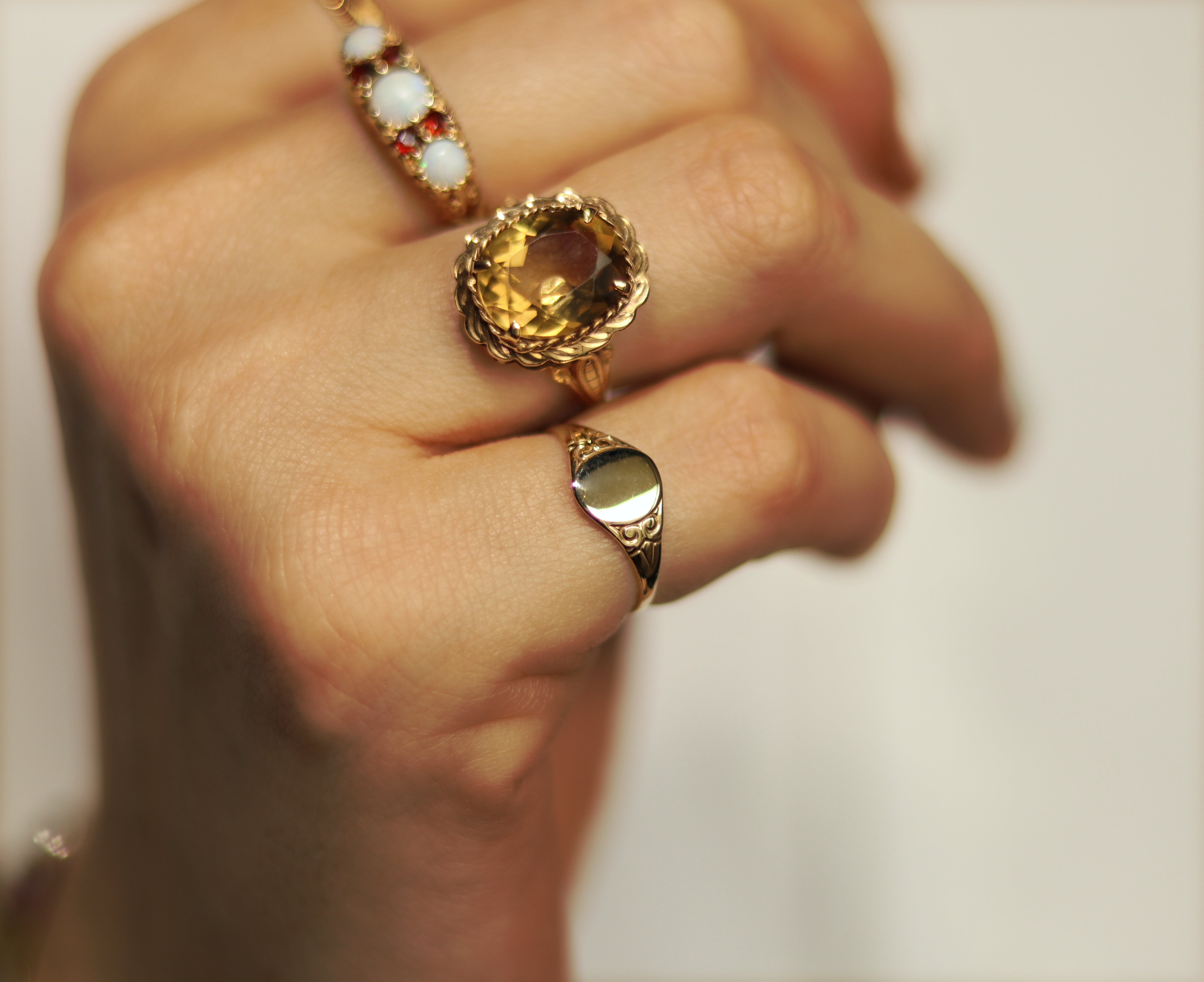 Hand met vintage 9 karaat gouden pink signet ring met bewerking op schouders